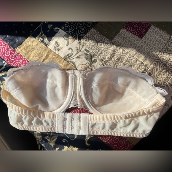 Vintage cream satin Chantilly lace trim Maidenform strapless bra •32B - Picture 9 of 11